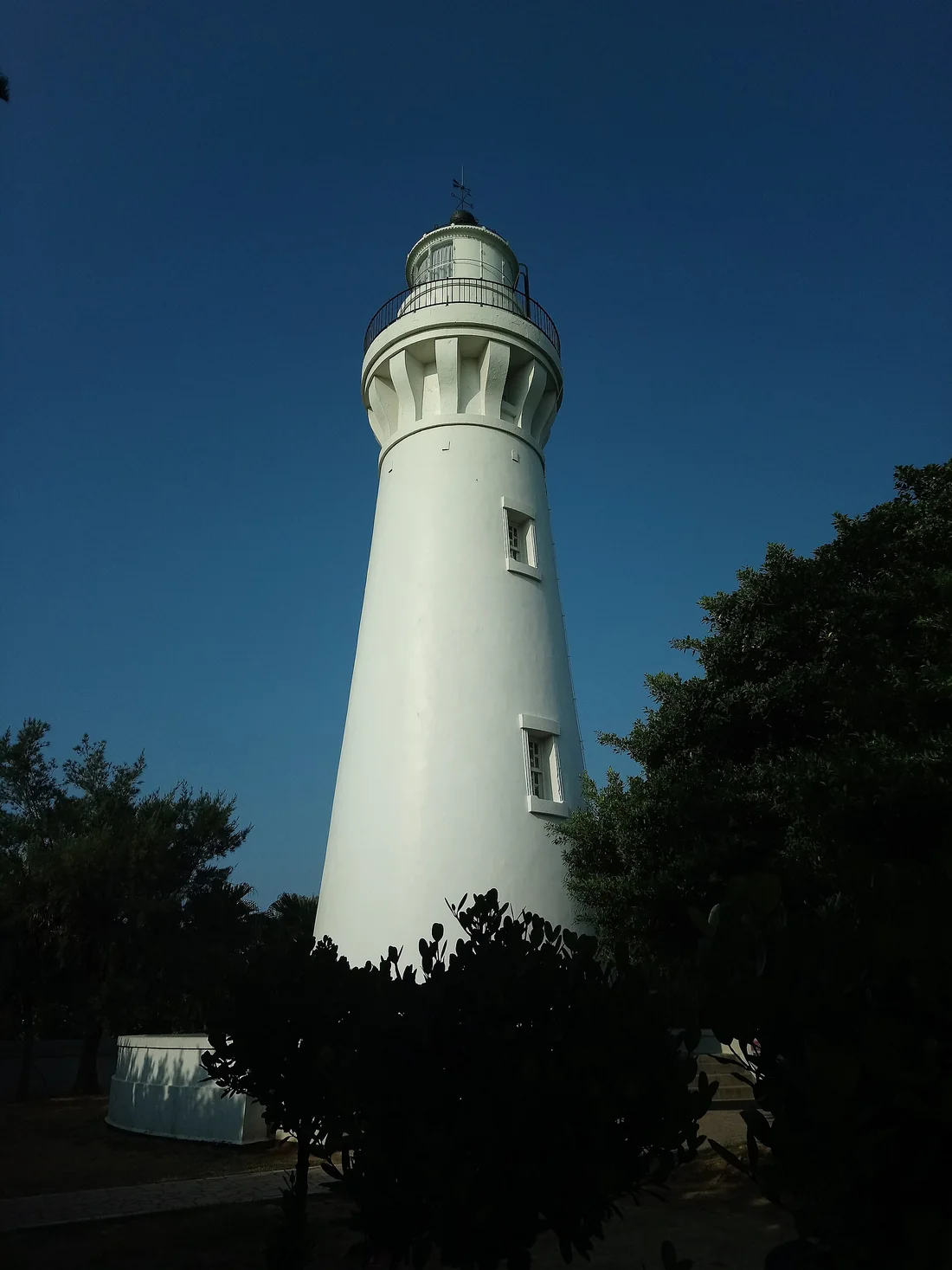 近距離仰望白沙岬燈塔塔身